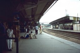 Agra-station-001