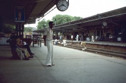 Agra-station-002