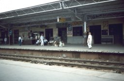 Agra-station-004