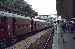 Agra-station-005